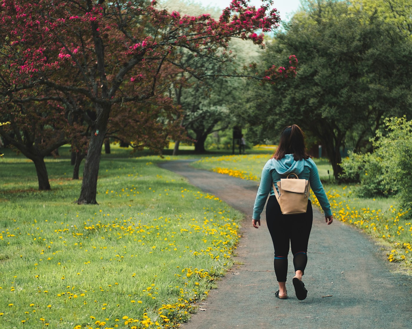 Marche sur un chemin. Illustration de l’activité physique, sans diagnostic attribué à la personne photographiée.