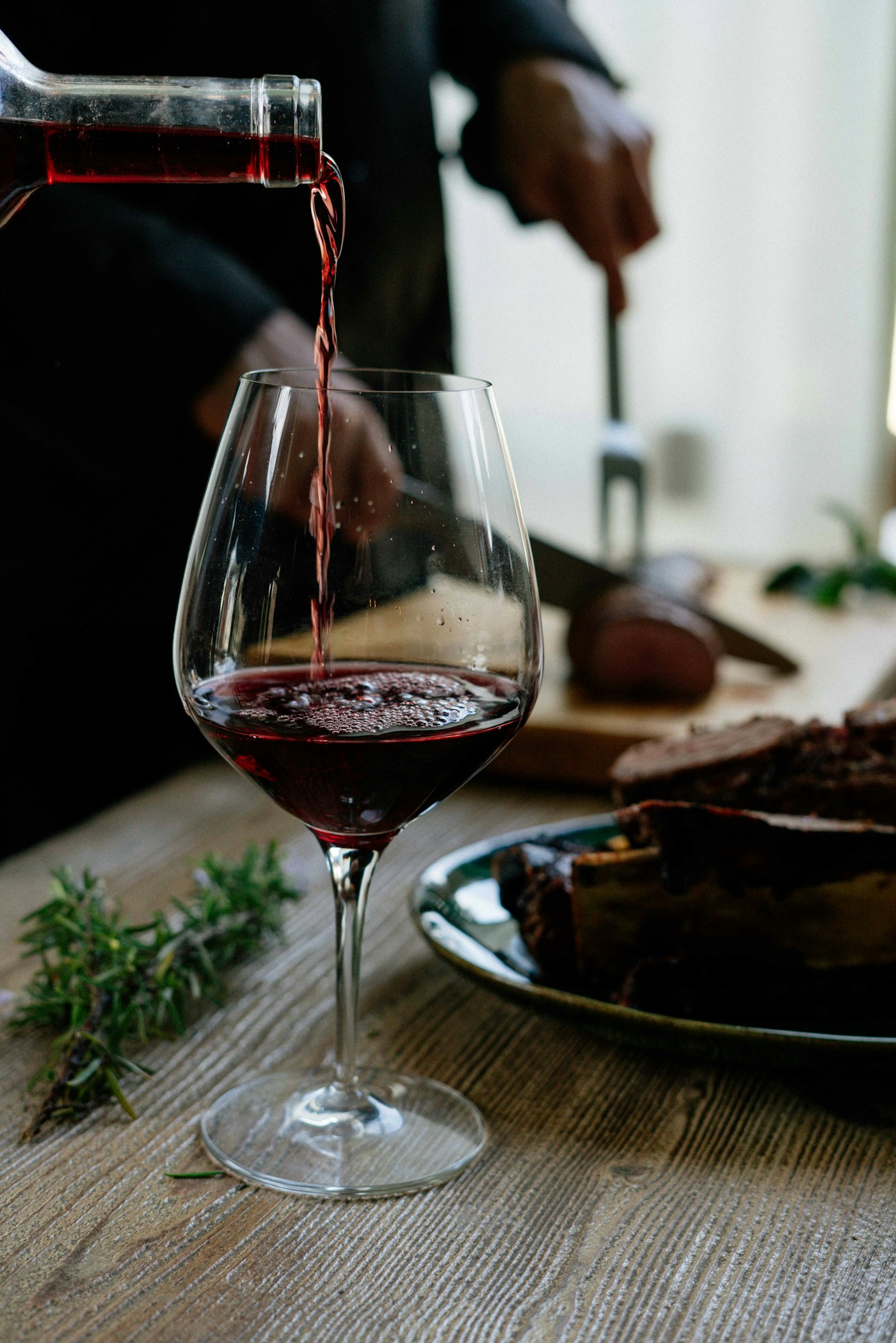 Vin versé dans un verre. Photographie d’illustration des occasions de consommation.