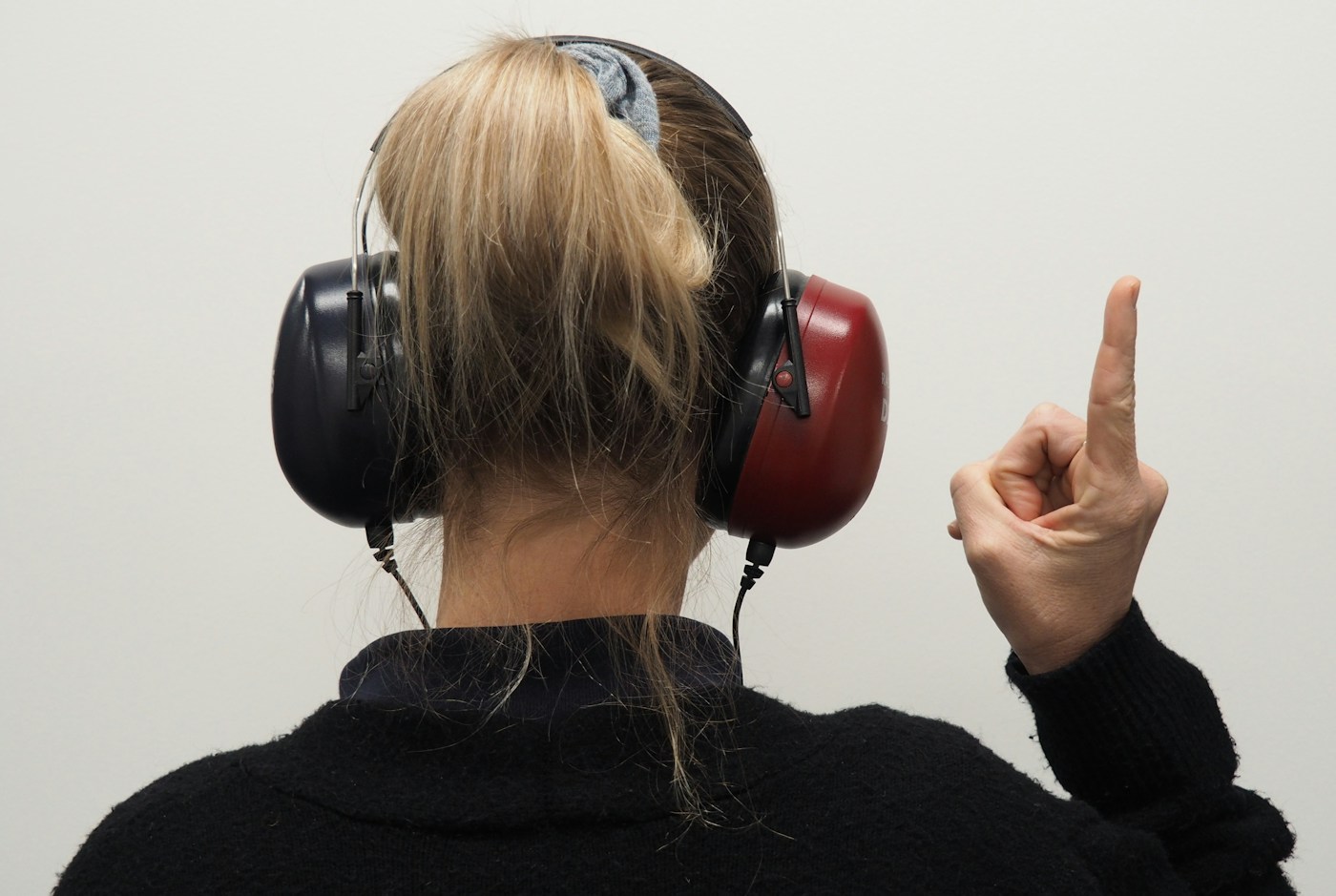 Une personne portant un casque lors d’une situation d’écoute. Photographie d’illustration, sans diagnostic attribué.
