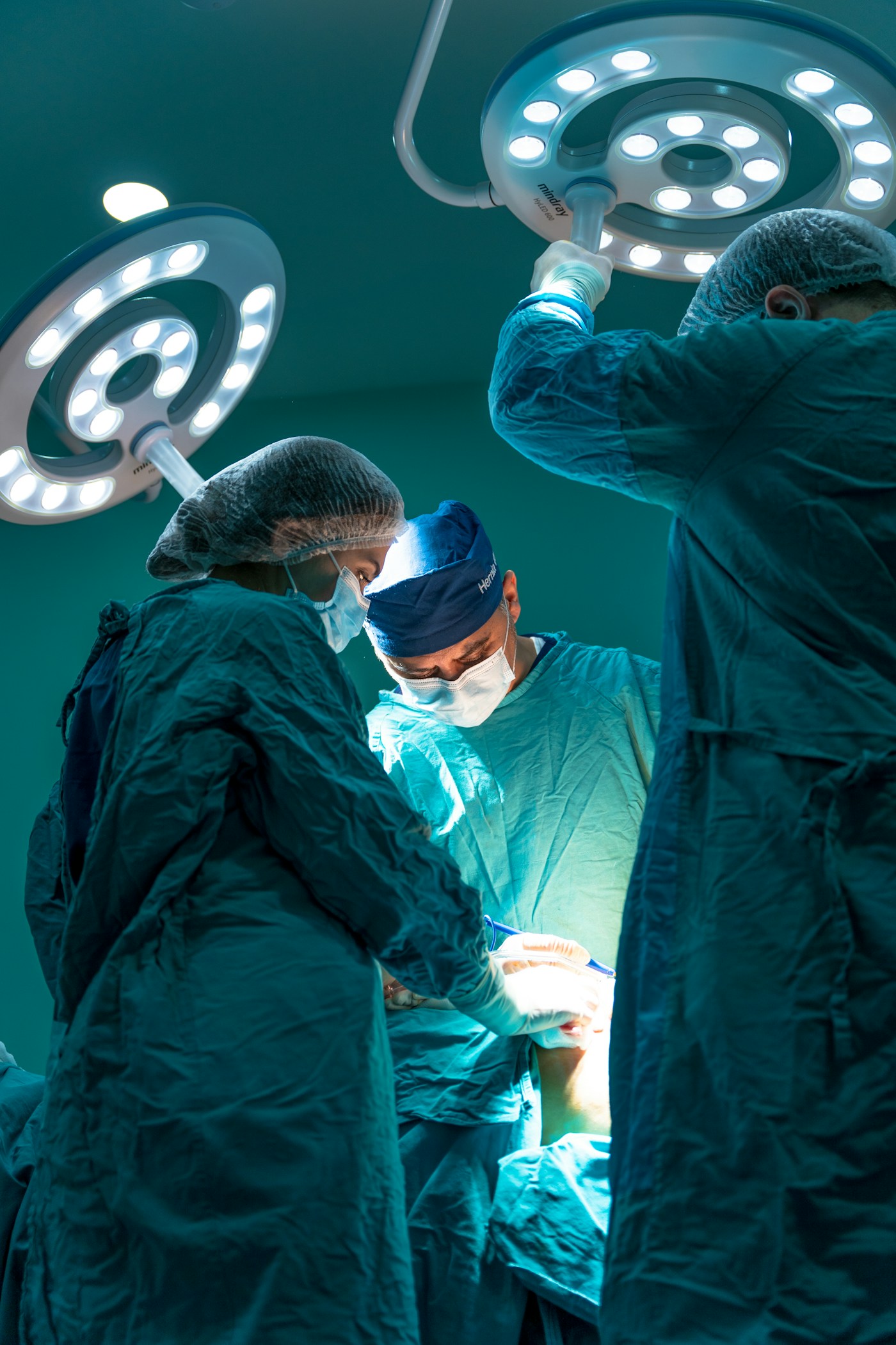 Équipe chirurgicale au bloc opératoire. Illustration de la chirurgie, sans preuve qu’un bypass est réalisé.