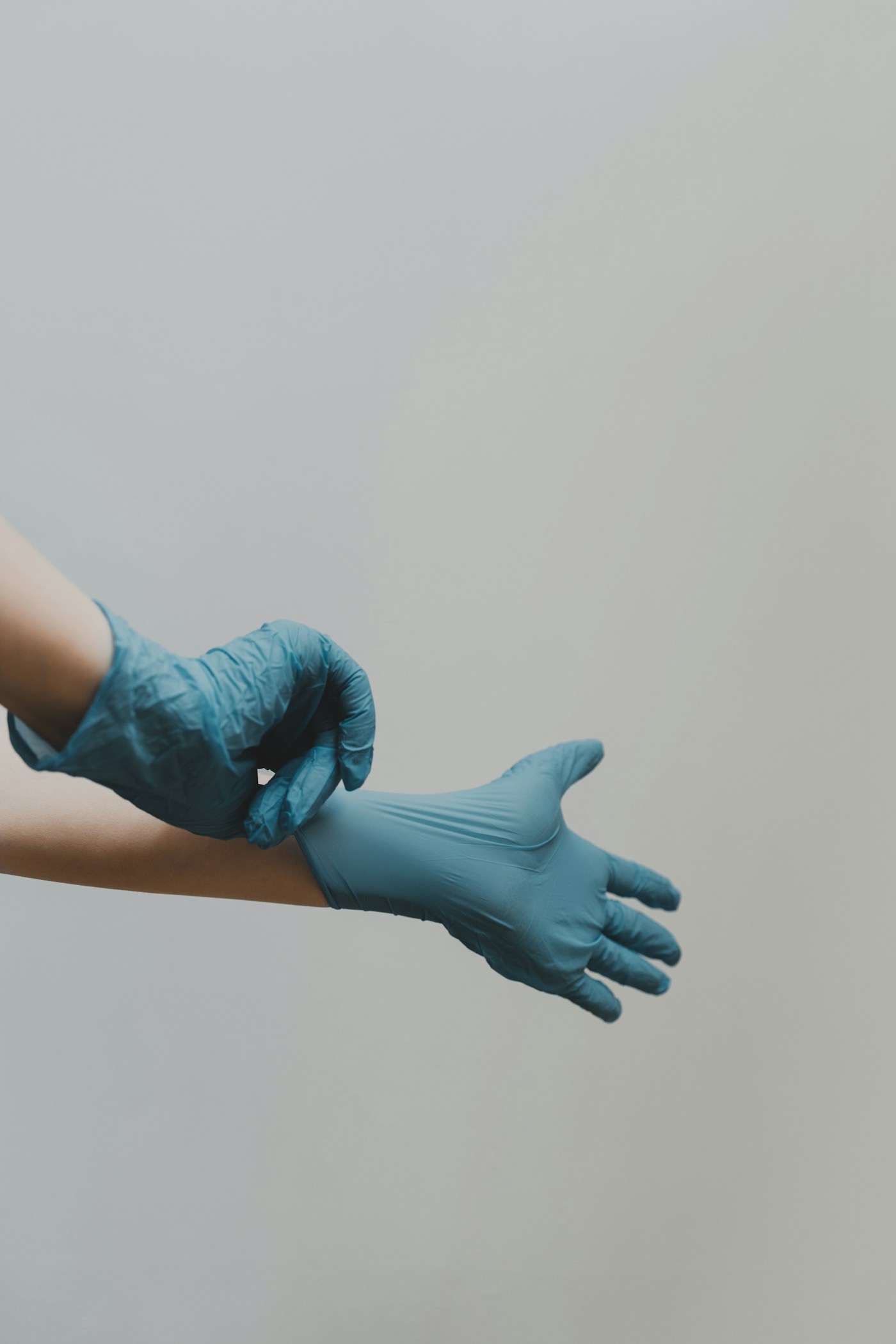 Préparation de gants médicaux. Photographie d’illustration du soin.