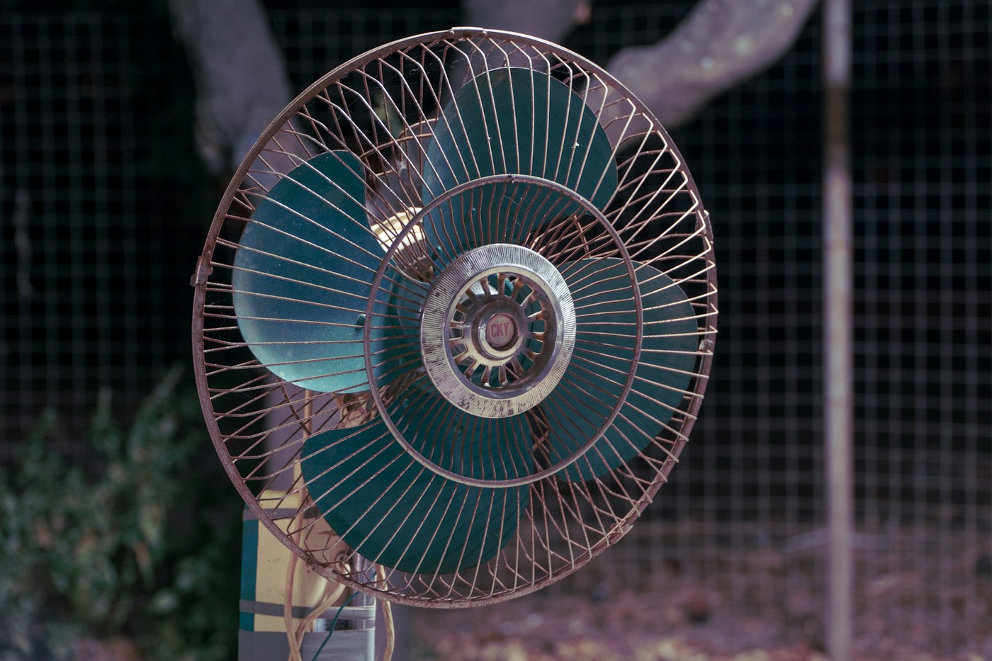Ventilateur de bureau. Photographie d’illustration de l’adaptation à la chaleur, sans dispositif de traitement médical.