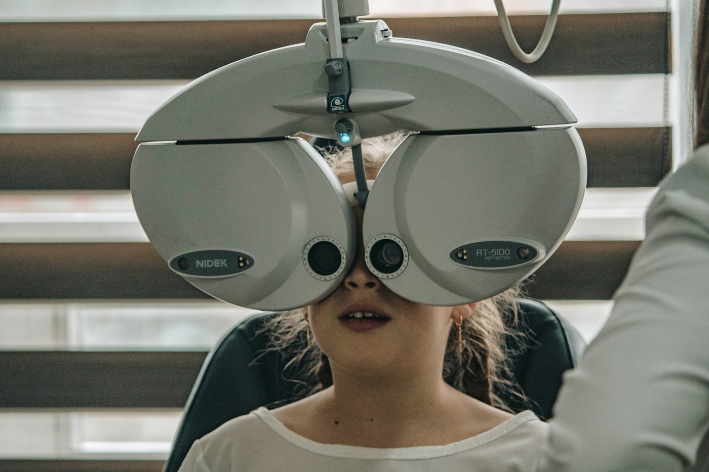 Matériel d’examen ophtalmologique. Photographie d’illustration, sans patient cité.