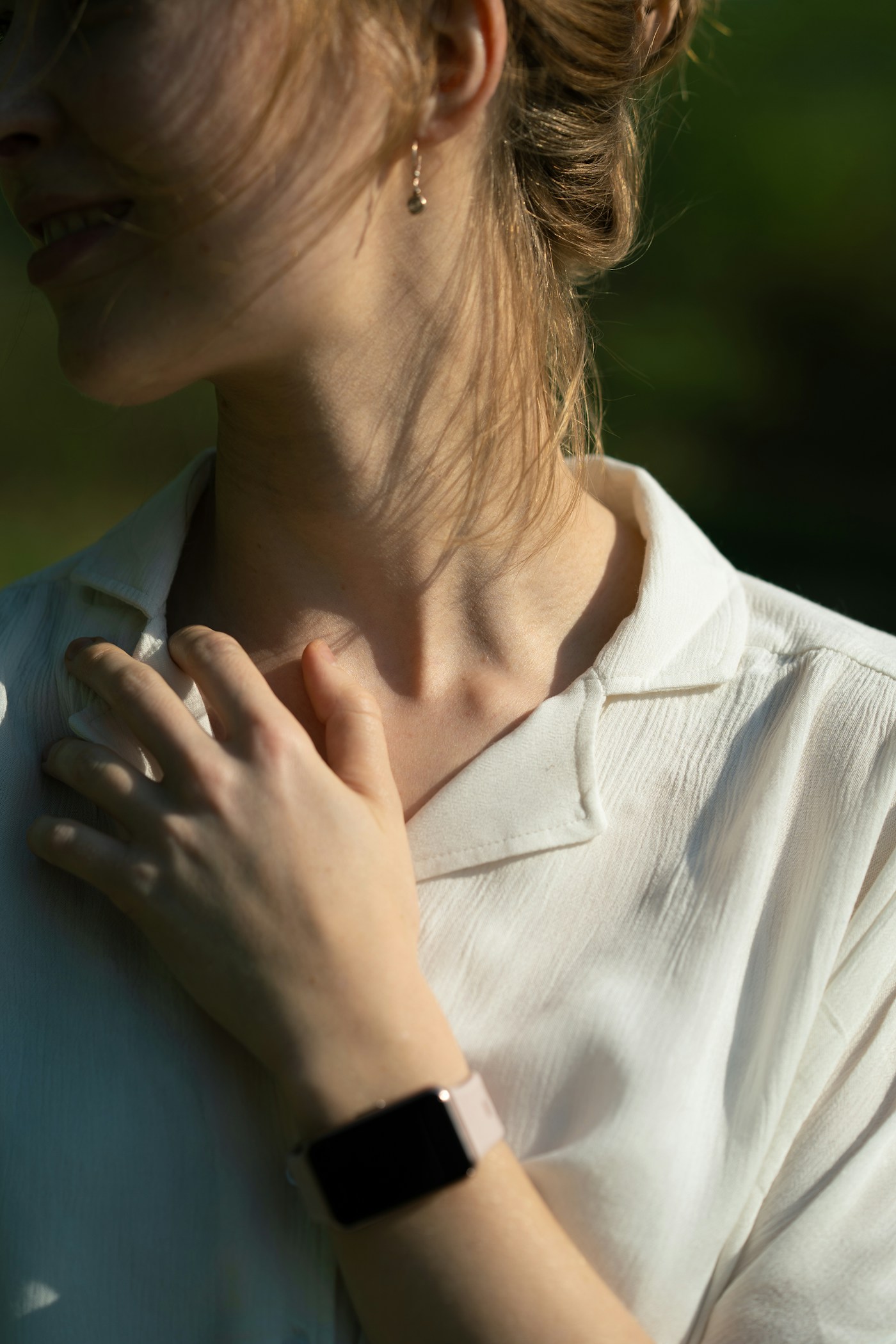 Personne touchant son cou. Photographie d’illustration de la région thyroïdienne, sans diagnostic ni lésion attribué.