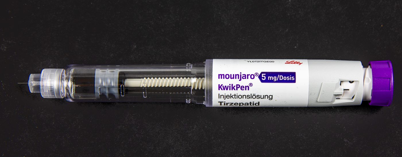 Stylo Mounjaro photographié. Le dosage visible illustre le produit et ne constitue pas une recommandation.