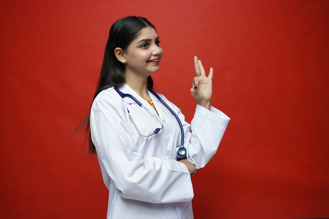 Portrait d’une professionnelle de santé en blouse avec stéthoscope. Photographie d’illustration, sans patiente ni ménopause représentée.