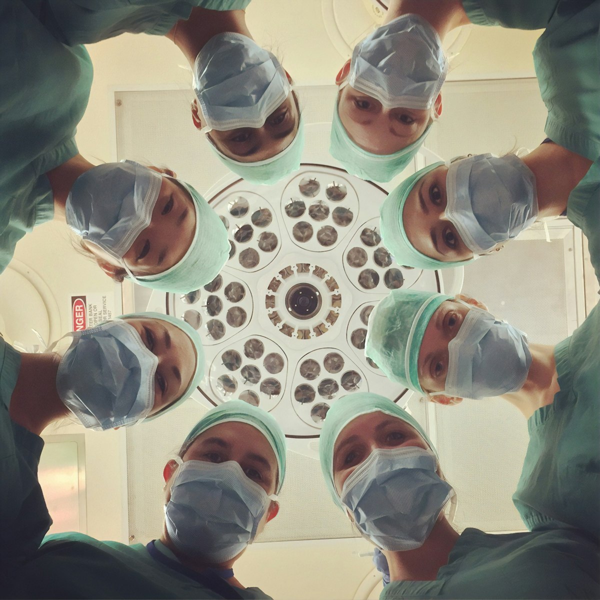 Équipe au bloc opératoire. Photographie d’illustration ; la technique et l’intervention représentées ne sont pas identifiées.