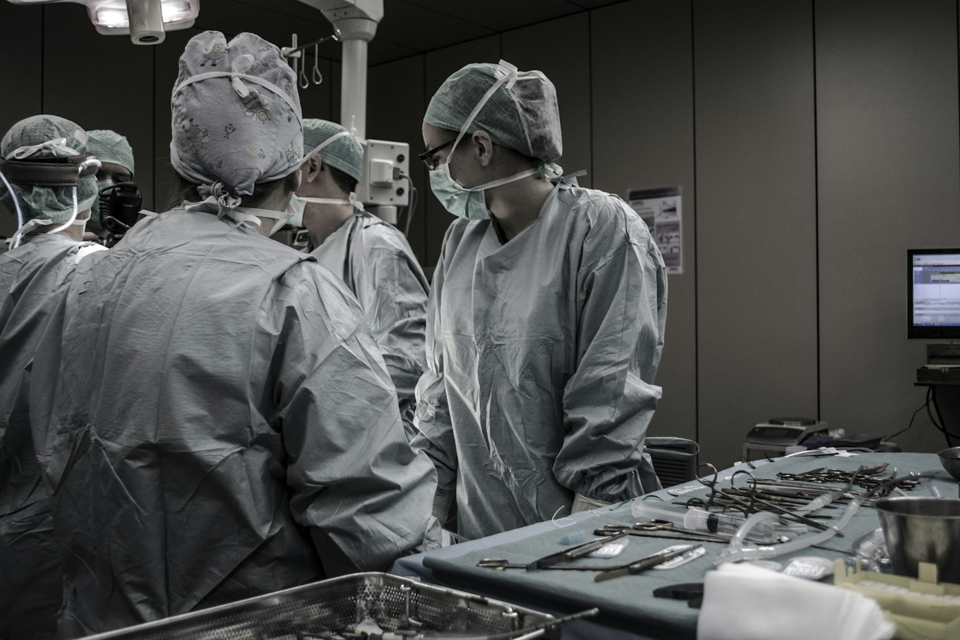 Professionnels en intervention au bloc opératoire. Illustration de la chirurgie, sans preuve qu’une sleeve est réalisée.